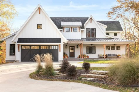 Tour a modern, casual farmhouse with breathtaking interiors in Minnesota Casas The Sims 4, Diy Outdoor Decor, Casa Exterior, Modern Farmhouse Exterior, Modern Farmhouse Plans, Farmhouse Exterior, Farmhouse Style House, Farmhouse Plans, Dream House Exterior