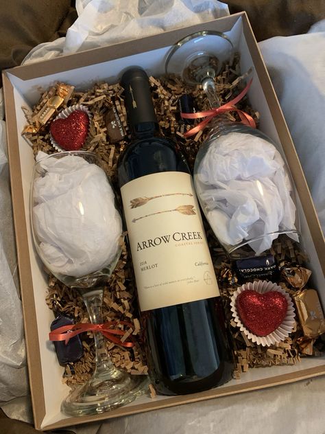 Diy Wine Gift Box Ideas, Wine Bottle Gift Box Ideas, Cheap Diy Backyard Patio Ideas, Wine Present Ideas, Wine Basket Ideas, Diy Backyard Patio Ideas, Wine Gift Basket Ideas, Wine Gift Box Ideas, Wine Gift Wrapping