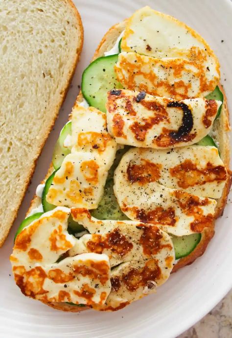 Vegetarian Comfort Food Recipes, Haloumi Recipes, Too Hot To Cook, Food Recipes For Dinner, Vegetarian Dinner Recipes, Fried Halloumi, Summer Sandwiches, Vegetarian Comfort Food, Cucumber Slices