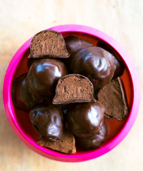 Healthy Black Bean Chocolate Snack Black Bean Truffles, Black Bean Protein Balls, Healthy Chocolate Snack, Healthy Balls, Healthy Chocolate Fudge, Healthy Chocolate Snacks, Raw Treats, Snack Balls, Chocolate Covered Katie