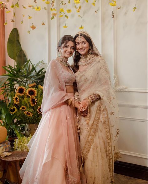 Bride Sister Poses, Bride And Sister Pictures Indian, Family Wedding Poses, Pose With Bride, Pose With Mom, Saree As Lehenga, Bride With Family, Alia Bhatt Wedding, Bridal Maid Dress