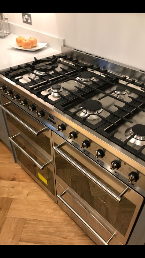 Big Stove, Chef Stove Kitchen, Expensive Kitchen Appliances, Luxury Stove Kitchen Designs, Large Gas Stove, Chef Kitchen, Chefs Kitchen Design, Kitchen Appliances Luxury, Elegant Kitchen Design