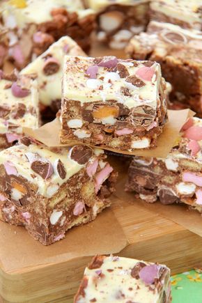 Easter Rocky Road!! A delicious No-Bake Easter Rocky Road, packed full of all things sweet. Mini Eggs, Creme Eggs & more! Rocky Road Recipe, Creme Eggs, Janes Patisserie, Easter Food, Easter Baking, Mini Eggs, Baked Dessert Recipes, Rocky Road, Easter Dessert