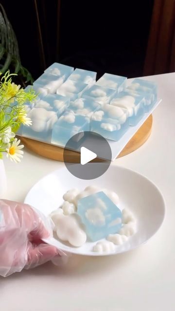 Fubiz on Instagram: "Very Satisfying & Amazing Cloudy Dessert 🍨☁️ Video by @mr_alicakes 
🎵 Bernadya - Untungnya
#dessert #art #cloud" Japanese Cloud Cake Recipe, Apricot Cloud Cake, Mango Cloud Cake, Cloud Cake Decoration, Sky Cake Cloud, Meringue Clouds On Cake, Sky Cake, Cloud Cupcakes, 9th Birthday Cake