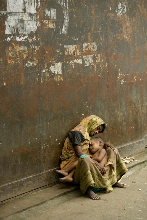 Poverty Photography, Human Figure Sketches, India Photography, Kids Around The World, Mother And Son, Dhaka Bangladesh, Emotional Photography, Figure Sketching, Powerful Images