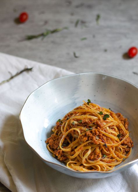 Linguine Bolognese, Chicken Bolognese Sauce, Chicken Bolognese, Tomato Basil Chicken, Barilla Pasta, Pasta Meals, Linguine Pasta, Pasta Bolognese, Bolognese Recipe