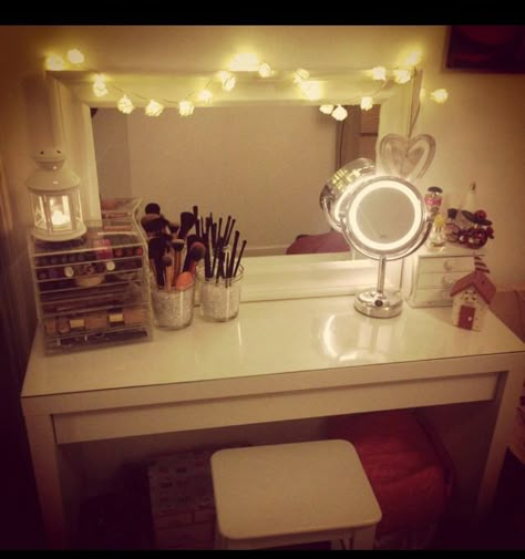 Make up desk Diy Makeup Table Ideas, Vanity Set Up Ideas, Makeup Desk Ideas, Makeup Desk, Vanity Room, Makeup Rooms, Girly Room, Pretty Room