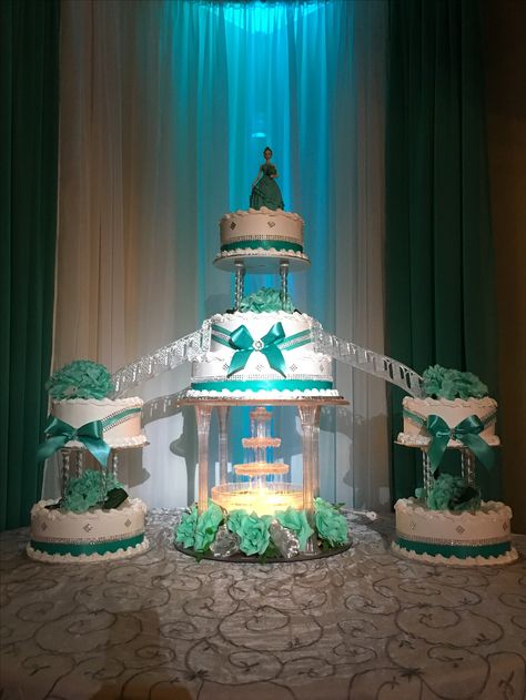 Quinceañera Food, Staircase Wedding Cake, Quinceanera Ideas Mexican, Fountain Wedding Cakes, Quince Cakes, Quince Cake, Green Quince, Fiesta Cake, Pink Quince