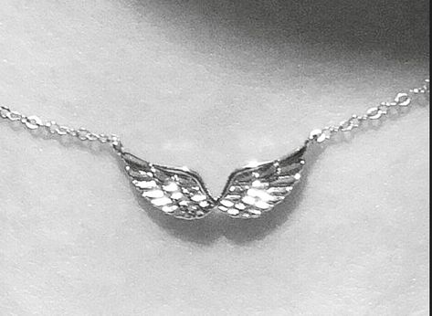 lana myers Angel Necklace Aesthetic, Angel Jewelry Aesthetic, Diamond Necklace Aesthetic, Necklace Aesthetic Silver, Silver Necklace Aesthetic, Angel Accessories, Necklace Aesthetic, Wings Necklace, The Bling Ring