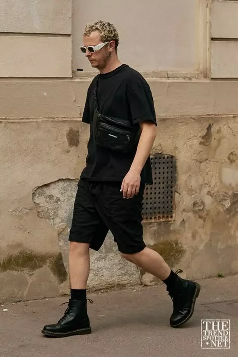 Docs And Shorts Men, Indie Shorts Outfit, Berlin Fashion Men, Black Outfits For Men, Spring Summer 2023 Street Style, Summer 2023 Street Style, Cream Closet, Fashion Week Spring Summer 2023, Berlin Street Style