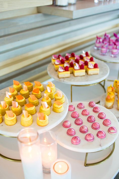 This colorful dessert table is perfect for a summer wedding Summer Dessert Table, Sweet Table Wedding, Entertaining Appetizers, Food Set Up, Donut Dessert, Colorful Desserts, Catering Desserts, Dessert Station, Summer Baking