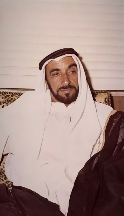 Emarati Core, Shaikh Zayed, History Uae, Exam Study Tips, Handsome Arab Men, Glitter Butterfly, Bow Wallpaper, Button Up Shirt Womens, Sheikh Zayed