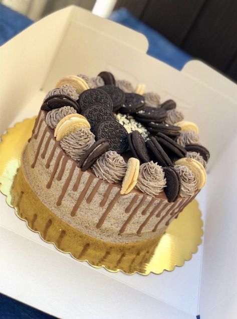 Henny Cake, Golden Oreo Cake, Birthday Oreos, Oreos Dessert, Oreo Drip Cake, Golden Oreo, Chocolate Sponge, Oreo Cake, Drip Cake