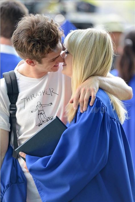 Andrew Garfield and Emma Stone shared a kiss on the Graduation set of TASM2 Andrew Garfield And Emma Stone, Emma Stone Gwen Stacy, Peter Parker Andrew Garfield, Emma Stone Andrew Garfield, Spider Men, Andrew Garfield Spiderman, Garfield Spiderman, Spaider Man, Bug Boy