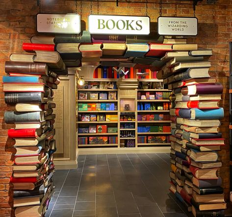 Harry Potter Store New York City: Where Muggles Shop | TravelingMom Harry Potter Shop New York, Harry Potter Store Nyc, New York With Kids, Harry Potter Book Nook, Harry Potter Library, Harry Potter Store, Hogwarts Life, Store Plan, Harry Potter New