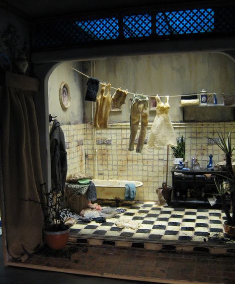 e Bedroom Miniature, Dollhouse Bathroom, Haunted Dollhouse, Miniature Rooms, Tiny World, Scenic Design, Miniature Houses, Room Box, Miniature House