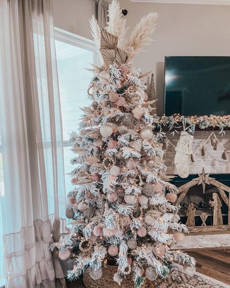 Berkshire Snowy Spruce Christmas Tree, White Boho Christmas Tree, Christmas Tree Pampas, 2023 Christmas Tree, Christmas Tree Idea, Glam Christmas Tree, Rose Gold Christmas Tree, Christmas Tree Inspo, Boho Christmas Tree