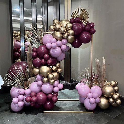 Purple And Gold Balloon Garland, 28th Birthday Ideas, Gold Balloons Decorations, Lila Party, 80th Birthday Party Decorations, Purple Party Decorations, Deco Ballon, 40th Birthday Party Decorations, Black And Gold Balloons