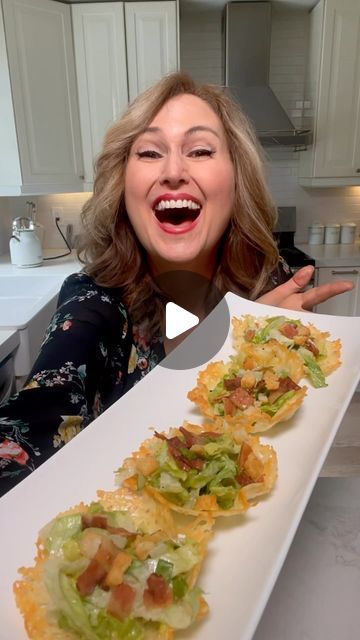 Jennifer Valentyne on Instagram: "Parmesan Salad Cups 🥗 These were so darn easy to make and they will definitely impress friends. They only take a few minutes and you can use a fork or pick them up with your hands!  •Shedded Parmesan (use already shredded-the one that looks like strings) You can also use a mini muffin tray to make smaller companies ones. Great for little appetizers 👍 •350° 3-4 min  •Caesar Salad #saladrecipe #hack #easyrecipe" Salad Ceasar, Caesar Salad Cups, Appetizers Cold, Ww Salads, Salad Cups, Parmesan Cups, Ww Dinner, Parmesan Salad, Keto Sides