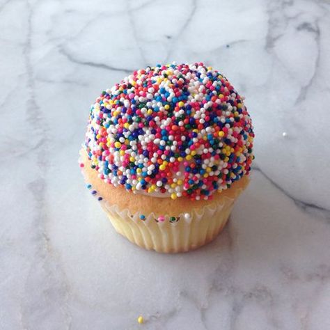 Sprinkle Dipped Easy Cupcake Frosting, Fun Sweet Treats, Easy Cupcakes Decoration, Chocolate Chip Dip, Cupcake Decorating Party, Cupcake Decorating Tips, Sprinkle Cupcakes, Decorating Hacks, Late Night Snack