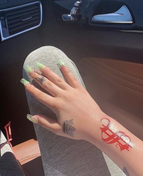 Pin & Insta: @lovesherworld 💜 #tattoo #money #dollarsign Money Sign Tattoo, Girl Neck Tattoos, 16 Tattoo, Cute Hand Tattoos, Money Tattoo, Pretty Hand Tattoos, Neck Tattoos Women, Snakebites, Black Girls With Tattoos