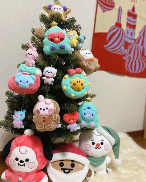 Bt21 Christmas Tree, Bts Christmas Tree, Bts Happy Birthday, Bts Christmas, Cute Squishies, Xmas Deco, Tapestry Crochet Patterns, Christmas Room Decor, Christmas Feeling