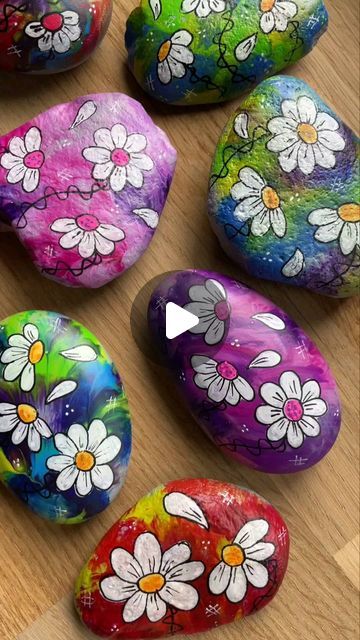 Pebble Art Painting, Stone Painting Ideas Easy, Pebble Craft Ideas, Floral Rock Painting Ideas, Rock Painting Flowers Garden Art, Stone Painting Flower Easy, Daisy Painted Rock, Springtime Painting Pierre, Floral Painted Rocks