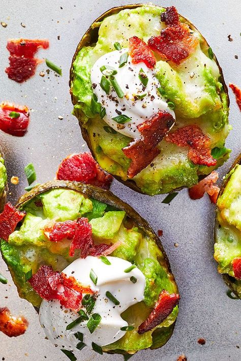 This quick and easy 20-minute loaded baked avocado recipe incorporates sour cream, cheddar cheese, bacon and fresh chives to create the ultimate comfort food meets side dish recipe.#sidedishes #sidedishrecipes #avocadorecipes #bakedavocados #loadedavocados Baked Potato Sour Cream, Avocado Baking Recipes, Avocado Recipe, Baked Avocado, Healthy Dinner Recipe, Easy Vegetarian Recipes, Dinner Recipe Ideas, Dinner Party Ideas, Vegetarian Dinners