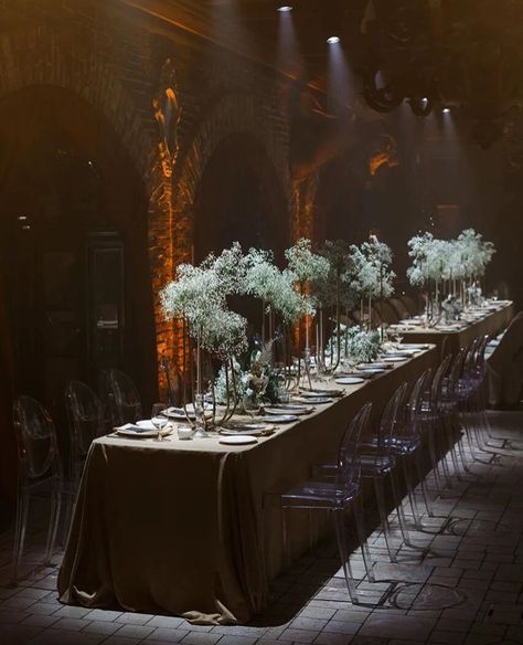 Winter Feast, Dark Romantic Wedding, Diner Party, Candle Lit Wedding, Savage Beauty, Event Room, Dark Romantic, Cool Tables, Gala Dinner