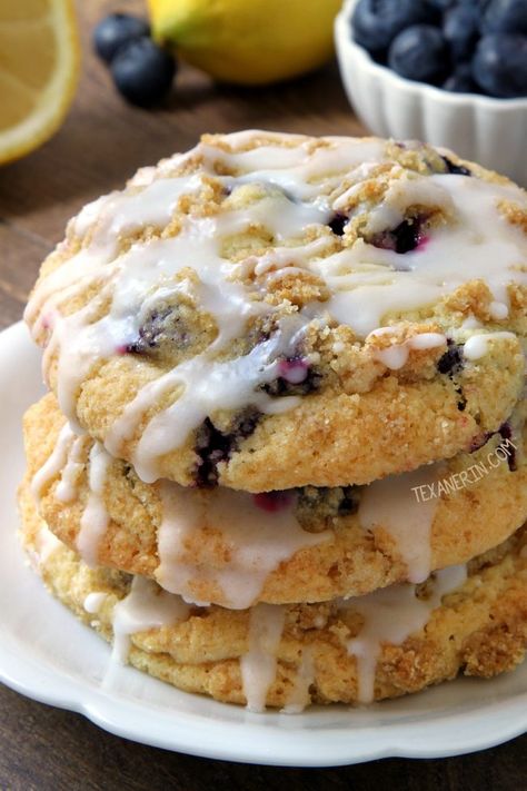 These delicious blueberry cookies have a streusel coating, lemon flavor and are just like a blueberry muffin top! With gluten-free, whole wheat and all-purpose flour options. Muffin Top Cookies, Blueberry Muffin Topping, Muffin Cookies, Blueberry Crumb Cake, Breakfast Aesthetic, Blueberry Cookies, Midday Snack, Paleo Recipe, Lemon Glaze