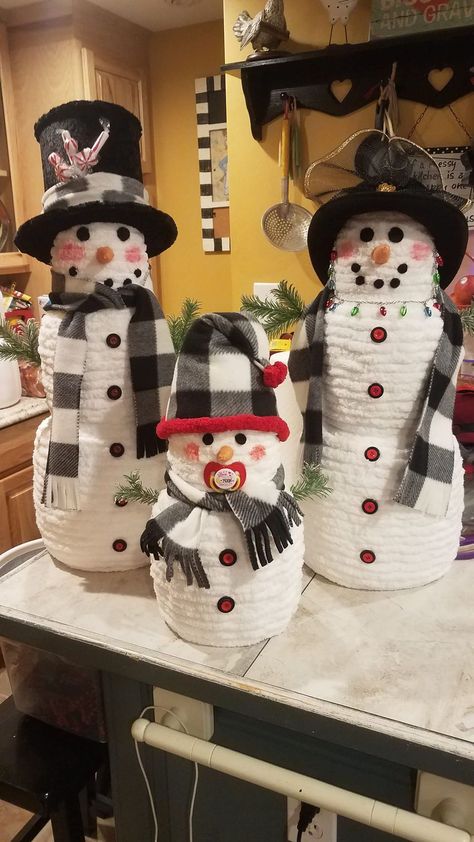 Snowman Decorations Diy Home Decor, Snow Man Christmas Decor, Diy Christmas Decor Farmhouse, Snowman Decorations Snowmen Ideas, Chunky Yarn Snowman Diy, Stacked Pumpkin Snowman, Snowman Made Out Of Dollar Tree Stackable Pumpkins, Dollar Tree Stackable Snowman, Snow Men Ideas