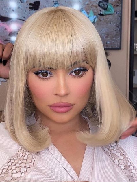 #bobwigs #bobcut #wigwithbangs #lacewigs #blondewigs #blonde #kyliejenner Kendall Ve Kylie, Kylie Jenner Makeup Look, Kylie Jenner Blonde, Celebrity Bobs, Prom Eyes, Straight Bob Hairstyles, Jenner Makeup, Blonde Bangs, Mom Pride