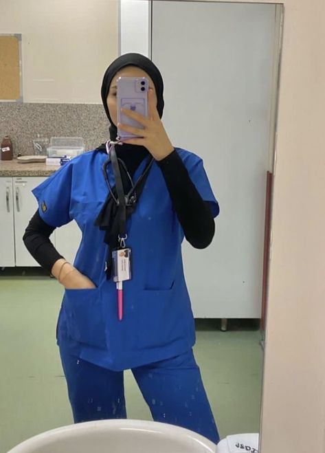 Scrubs With Hijab, Hemsirelik Story, Nurse Hijab, Hijabi Doctor Outfit, Nurse Selfie, Hijabi Doctor, Hijab Doctor, Scrub Doctor, Hijab Outfit Summer