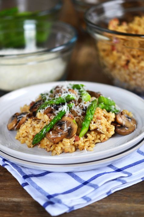 Gluten free risotto recipe made with short grain brown rice, asparagus and sauteed mushrooms. Perfect for spring! Brown Rice Dishes, Brown Rice Risotto, Brown Rice Cooking, Gluten Free On A Shoestring, Short Grain Brown Rice, Rice Risotto, Risotto Recipe, Cooking Bacon, Gluten Free Living