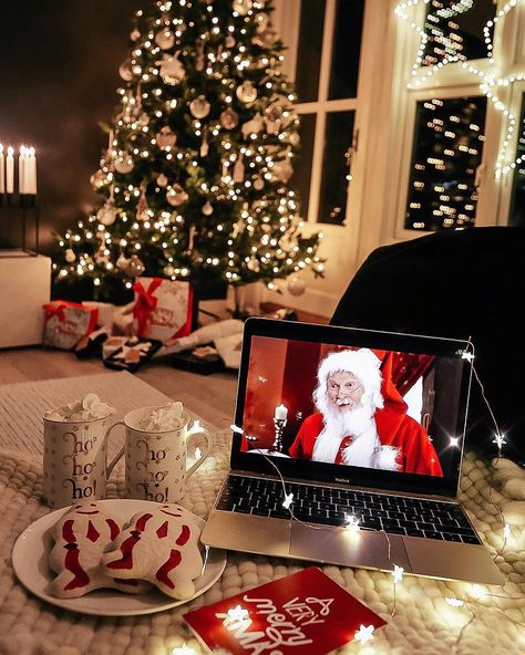 Kristina Andersen on Instagram: “How my movienights looks like in december✨ It doesn't get any better than this.❤️” Christmas Dreaming, Cosy Christmas, Christmas Feeling, Days Until Christmas, Warm Christmas, Christmas Decorations For The Home, Christmas Wonderland, Christmas Room, Indoor Christmas