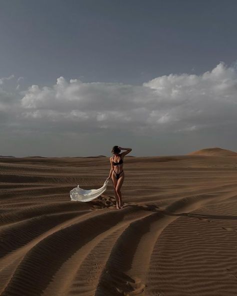 Desert Fits, Desert Woman, Desert Photoshoot Ideas, Desert Pictures, Swimsuits Photoshoot, Desert Photoshoot, Desert Photography, Adventure Style, Natural Perfume