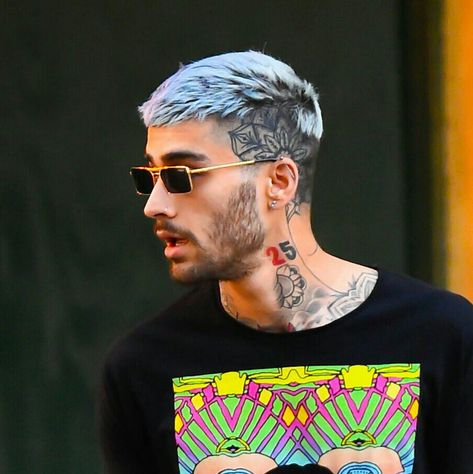 Men Blue Hair Color, Hair Color For Moreno Men, Zayn Malik Hairstyle, Mantra Tattoo, Boy Haircuts Long, Mens Haircuts Short Hair, Short Hair Highlights, Androgynous Hair, Mullet Haircut