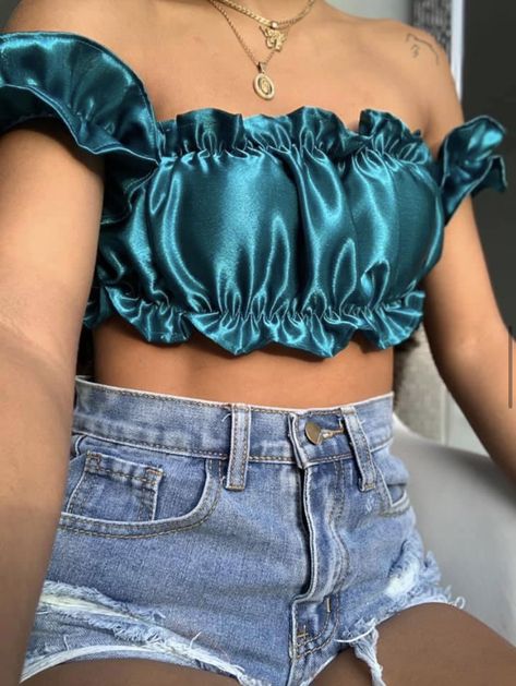 Blusas Satin, Linen Summer Outfits, Crop Top Satin, Chic Dress Classy, Creative Clothes, Teenage Fashion, Outfits Chic, Fashionista Clothes, Crop Top Outfits