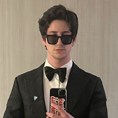 Milo Manheim 2023, Milo Manheim Shirt Off, Milo Manheim Feather, Milo Manheim Photoshoot, Milo Manheim Glasses, Milo Manheim Icons, Milo Manheim Edits, Milo Manheim Aesthetic, Milo Manheim Boyfriend Material