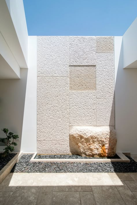 Mamilla Residence | Elliot Lazarus, AIA, LEED AP | Archinect Architecture Facade, Stone Wall Design, Stone Facade, Stone Architecture, Brick Architecture, Wall Exterior, Stone Cladding, Living Modern, Brick Facade