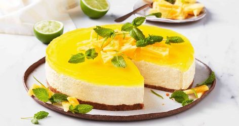 We've turned the summer favourite Splice pine lime ice-cream into a jelly cheesecake, perfect for entertaining. Lemon Curd Dessert, Lemon Curd Cheesecake, Jelly Cheesecake, Pineapple Jelly, Lime Ice Cream, Easy Lemon Curd, Lemon Cheesecake Recipes, No Bake Lemon Cheesecake, Lemon Cheesecake