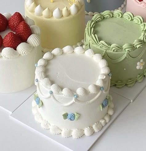 Vintage Bento Cake Design, Vintage Mini Cake, Simple Buttercream Cake Designs, Vintage Bento Cake, Mini Vintage Cake, Vintage Buttercream Cake, Summer Party Cake, Welcome To My Garden, Bolo Vintage