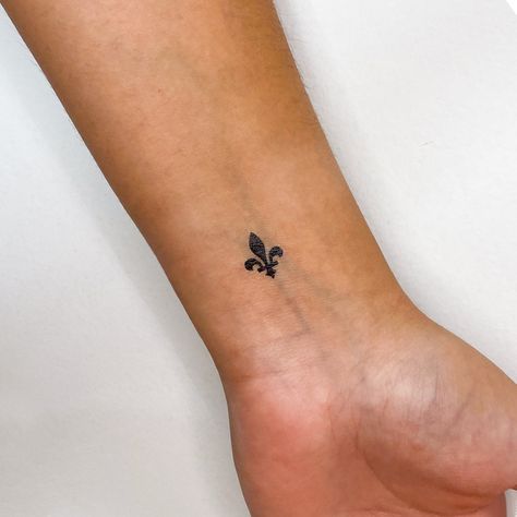 Dainty Fleur De Lis Tattoo, Flier De Lis Tattoo, Simple New Orleans Tattoo, Fluer De Lis Tattoo Fine Line, Le Fleur Tattoo, Small Louisiana Tattoo, Small New Orleans Tattoo, Flur De Lis Tattoos Simple, Saints Tattoo New Orleans