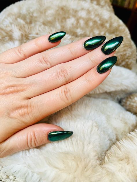 Emerald Green Crome Nails, Green Nails With Chrome Powder, Dark Green Glazed Nails, Emerald Green Pearl Nails, Black Green Chrome Nails, Emerald Green Nails With Chrome, Green Chrome Dip Nails, Iridescent Nails Green, Emerald Green Prom Nails Almond