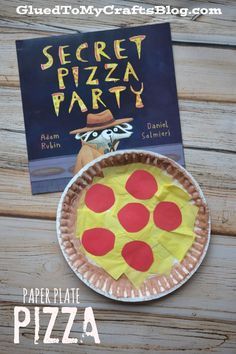 Paper Plate Pizza {Kid Craft} to go with Secret Pizza Party, or any pizza book! Paper Plate Pizza, Secret Pizza Party, Bakery Pizza, Kindergarten Stations, Relative Care, Preschool Food, Pizza Craft, Book Buddies, Speech Crafts