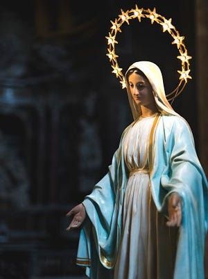 Mary Mother Of The Church, Mother Mary Wallpaper, Mary Mother Of Jesus, Mary Mother Of God, Blessed Mother Statue, Catholic Wallpaper, God Mother, Mother Mary Images, Ansan