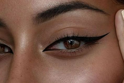 Arabic Photoshoot, Arabic Eyeliner, How To Do Winged Eyeliner, Arabic Eye Makeup, Makeup Wings, Black Eyeliner Makeup, Make Up For Graduation, Face Makeup Tutorial Video, Festival Makeup Rave