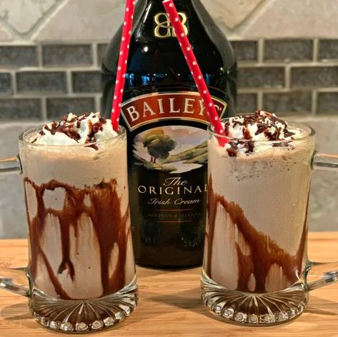 Bacardi Drinks, Baileys Recipes Drinks, Paleo Beverages, Baileys Drinks, The Cookin Chicks, Vanilla Iced Coffee, Baileys Recipes, Frappe Recipe, Mocha Frappuccino