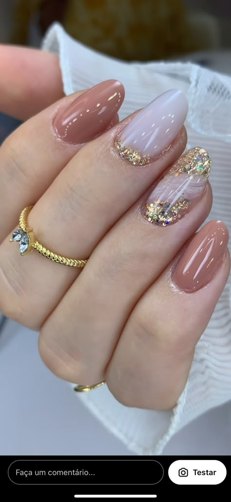 Gold And Silver Nails Acrylic, Nude Nails With Gold Design, Shine Nail Designs, Gold Almond Nails Designs, Uñas Old Money, Softgel Nails, Almond Nails Classy, Holloween Nails, Elegant Nail Designs