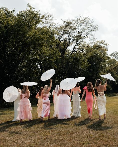 What a fun touch adding umbrellas to your bridesmaids photos! So classy + cute. definitely one of my favorite trends right now ☀️ also, let’s hear it for the mismatched bridesmaids dresses! Second for @jenna.lynnphotography Mismatched Bridesmaids Dresses, Iowa Wedding, Mismatched Bridesmaids, Mismatched Bridesmaid Dresses, Bridesmaids Photos, Destination Wedding Invitations, Wedding Videography, Floral Invitation, Wedding Invitation Paper